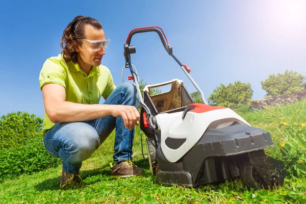 Close Portrait Gardener Wearing Protective Mask Cleaning Grass Box Lawnmower — Stock Photo, Image