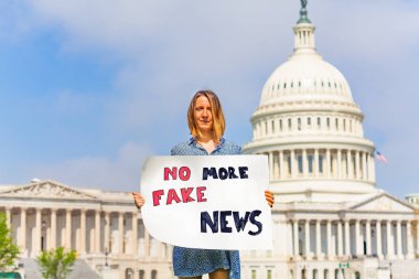 Washington'da ABD başkenti önünde kadın protesto sularında propagandayı protesto eden sahte haberler yok 