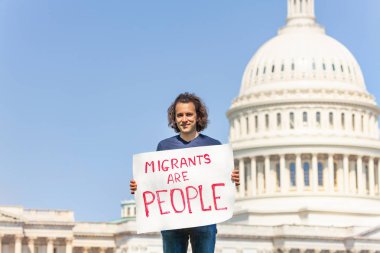 Washington'da ABD başkenti önünde göçmenler insan olduğunu belirten bir tabela tutan adam protestosu