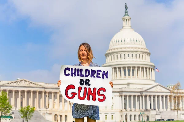 Женщина Протестует Перед Капитолием Сша Вашингтоне Табличкой Дети Оружие — стоковое фото