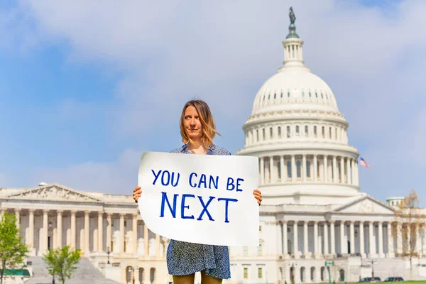 Frauen Protestieren Vor Der Hauptstadt Washington Und Halten Ein Schild — Stockfoto