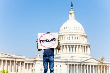 Washington'da ABD başkenti önünde petrol ve gaz için fracking yok tabela tutan adam protesto