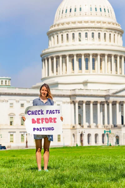 Frauen Protestieren Vor Der Hauptstadt Washington Mit Einem Schild Auf — Stockfoto