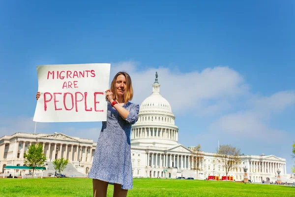 Woman Protest Front Usa Capitol Washington Holding Sign Saying Migrants — Stock Photo, Image
