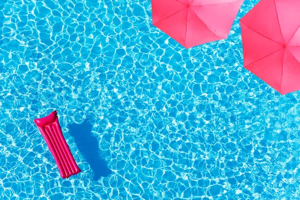 Vista Água Piscina Com Colchão Rosa Guarda Chuvas Cima — Fotografia de Stock