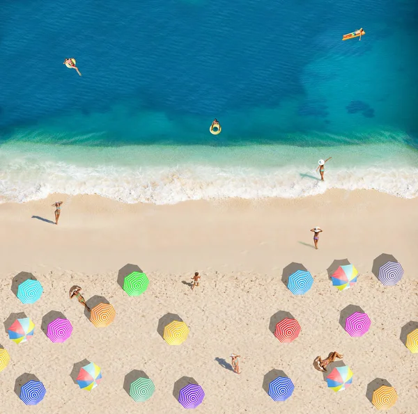 Muchos Sombrillas Con Gente Playa Nadar Vista Mar Desde Arriba — Foto de Stock