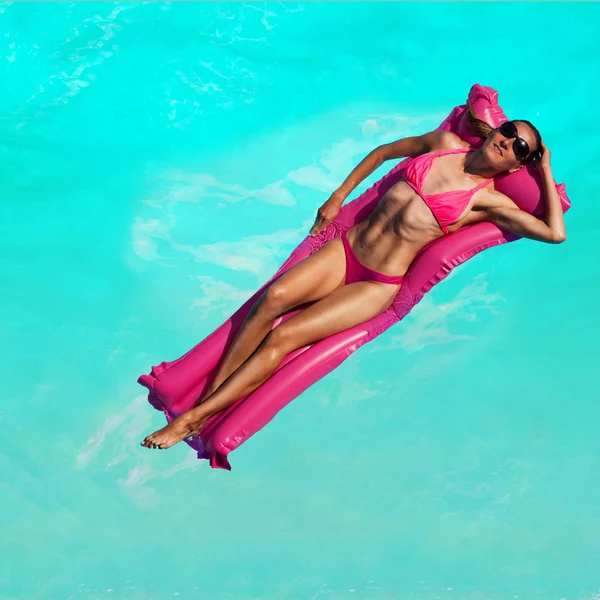 Mujer Tomando Sol Matrasa Inflable Desde Arriba Nadando Mar —  Fotos de Stock