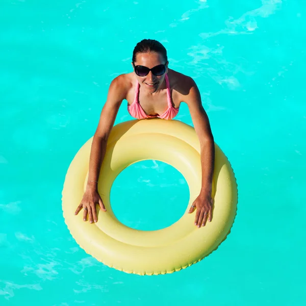 Donna Nuotare Anello Boa Gonfiabile Indossando Occhiali Sole Acqua Piscina — Foto Stock