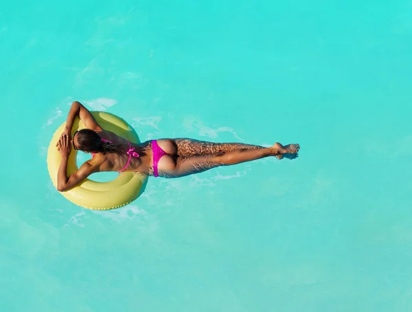 Женщина Плавает Надувных Буях Разного Цвета Воде Вид Сверху — стоковое фото