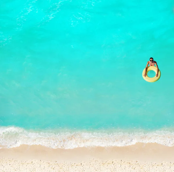 Gelukkige Vrouw Zwemmen Het Strand Met Opblaasbare Boei Uitzicht — Stockfoto