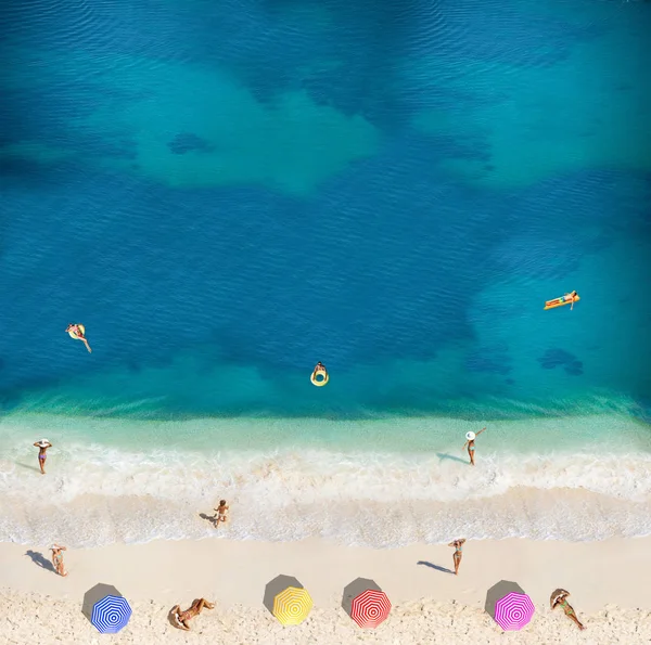 Gente Nuota Prende Sole Sulla Spiaggia Vista Dall Alto Sulle — Foto Stock