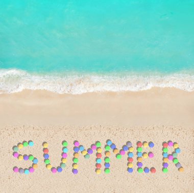 Yukarıdan deniz plajı görünümünde farklı renk canlı renkli şemsiye yapılmış yaz metin