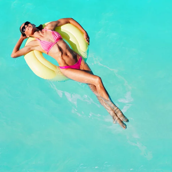 Женщина Цветных Буях Плавает Воде Спине Бикини Солнечных Очках — стоковое фото