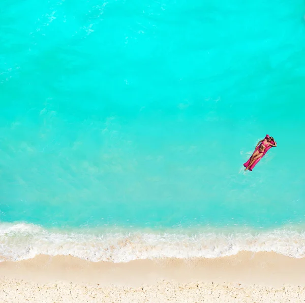Kadın Yukarıdan Plaj Görünümünde Suda Pembe Şişme Paspaslar Üzerinde Yüzmek — Stok fotoğraf