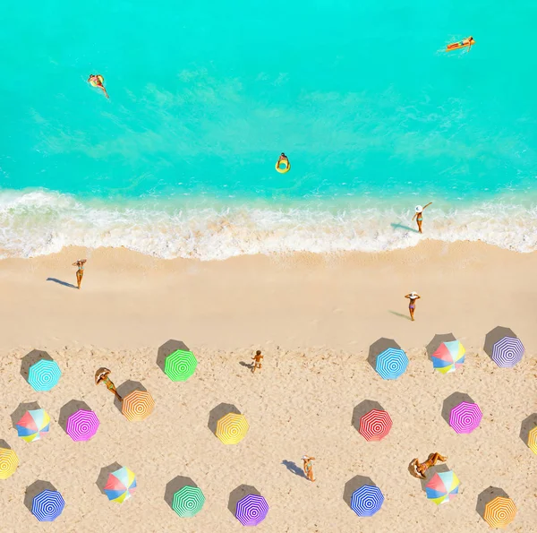 Пляжный Курорт Краю Моря Сверху Разноцветные Пумбреллы Купающие Загорающих Людей — стоковое фото