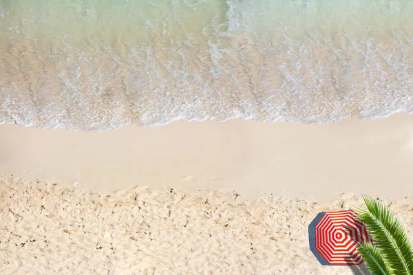 Foglie Palma Ombrellone Sul Bordo Della Spiaggia Con Onde Dal — Foto Stock