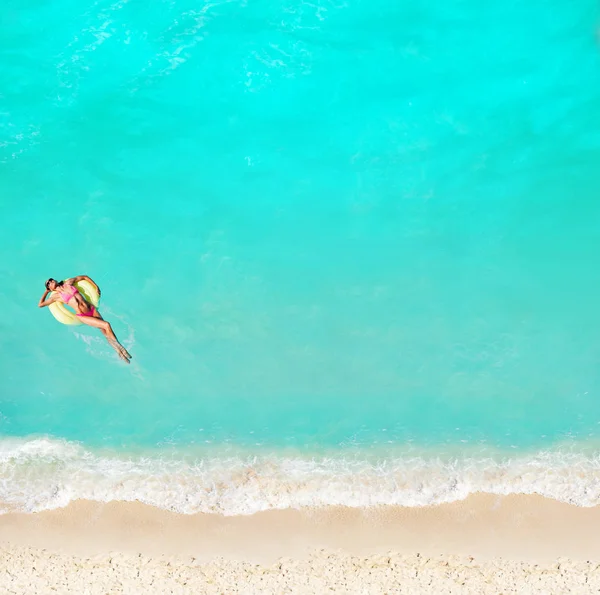 Eine Frau Schwimmt Strand Mit Aufblasbarer Boje Blick Von Oben — Stockfoto