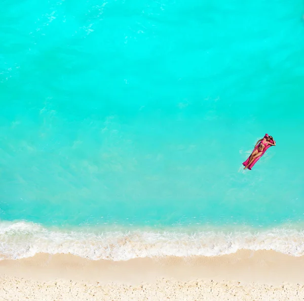 Женщина Плавает Розовой Надувной Матрас Воде Пляже Вид Сверху — стоковое фото