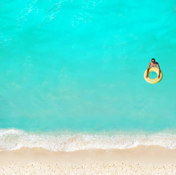 Mujer Feliz Nadar Playa Con Boya Inflable Mirando Hacia Arriba — Foto de Stock