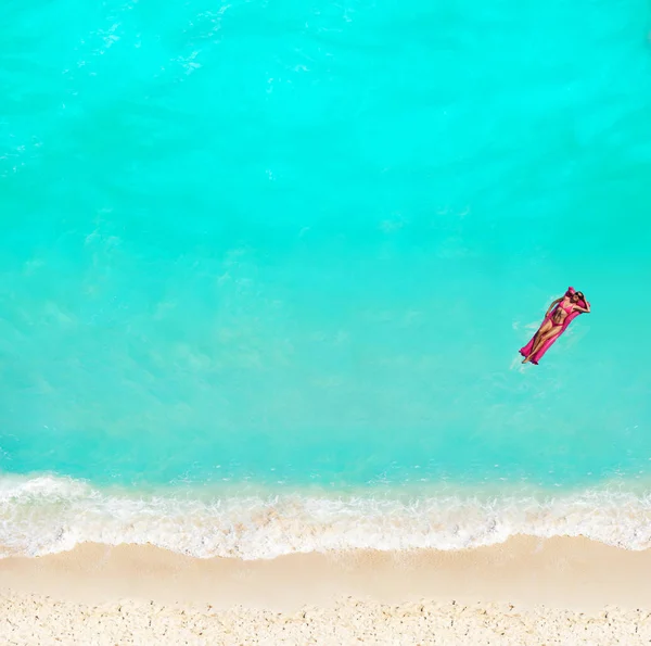 Frau Schwimmt Auf Rosa Aufblasbarer Matratze Wasser Strand Blick Von — Stockfoto