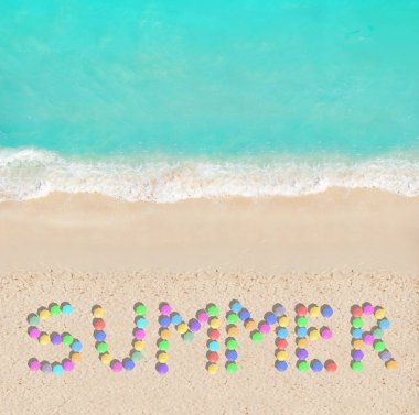 Yukarıdan deniz plajı görünümünde farklı renk canlı renkli şemsiye yapılmış yaz metin