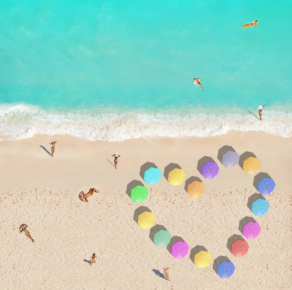 Persone Sulla Spiaggia Forma Del Cuore Diversi Colori Vivaci Ombrelloni — Foto Stock