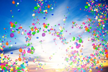 Etrafında uçan birçok renkli hava balonları ile Sunset gökyüzü, festival kutlama konsepti