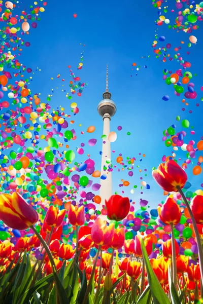 Berliner Fernsehturm Uitzicht Van Onder Met Rode Tulpen Berlijn Duitsland — Stockfoto