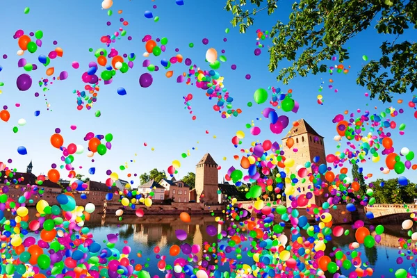 グランデ アイル島 タワーと覆われた橋は 多くのカラフルな気球が飛び回るフランス イル川ストラスブールに反映され お祝いの概念 — ストック写真