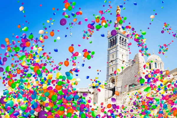 Basilica Notre Dame Garde Marsilya Fransa Etrafında Uçan Birçok Renkli — Stok fotoğraf