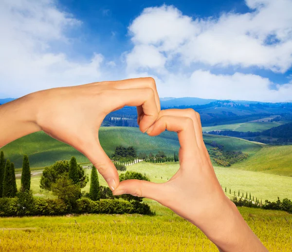 Hände Form Von Liebesherz Und Auf Hintergrund Toskana Landschaft Italien — Stockfoto