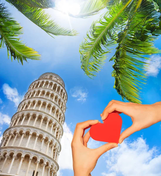 Kırmızı Aşk Kalp Gökyüzü Ile Pisa Kulesinin Arka Planda Parçası — Stok fotoğraf