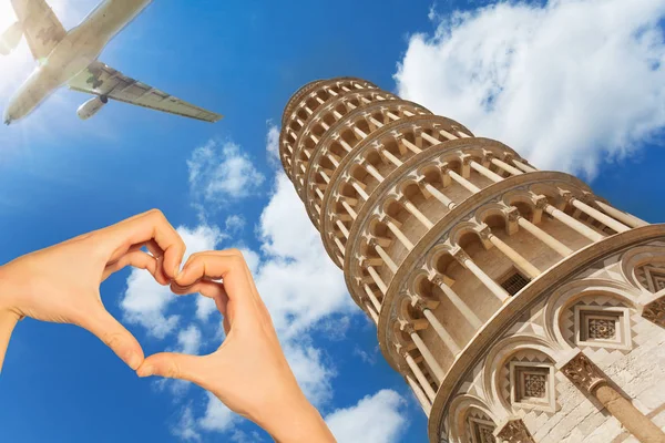 赤い愛の心と背景にピサタワー 通り過ぎる観光客と飛行機 — ストック写真