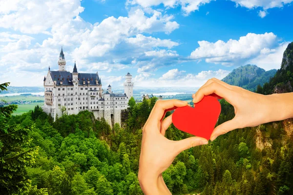 Czerwone Serce Miłości Tle Zamek Neuschwanstein Widok Lasy Bawarii — Zdjęcie stockowe