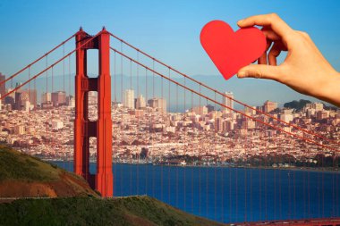 Kırmızı aşk kalp ve San Francisco Golden Gate köprü üzerinde arka plan , Kaliforniya, Abd