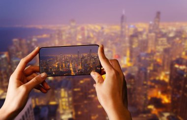 Eller gece Chicago Abd panorama fotoğraf çekerken telefon tutun