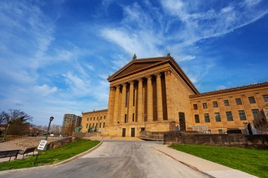Philadelphia Sanat Müzesi binasının mavi gökyüzüne karşı düşük açı görünümü resmi, ABD