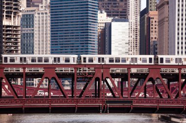Chicago City nehir üzerinde metal köprü üzerinde çalışan trenler, Illinois, ABD