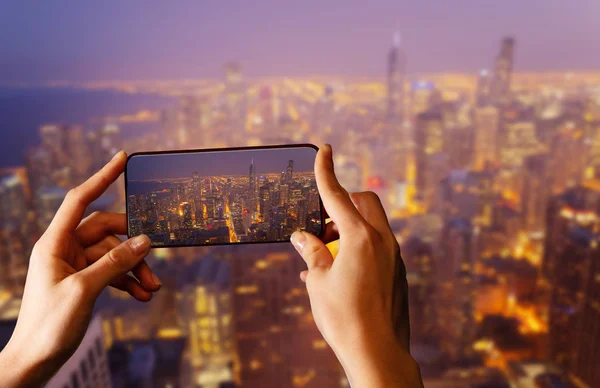 Руки Тримати Телефон Приймаючи Фото Чикаго Сша Панорама Вночі — стокове фото