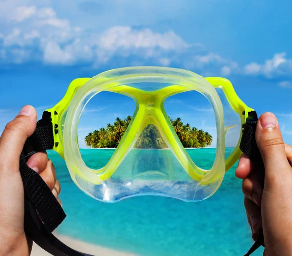 Snorkeling Máscara Mergulho Vista Tropical Ilha Através Vidro — Fotografia de Stock