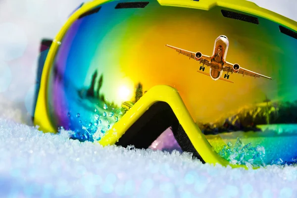 Máscara Esqui Com Avião Reflexo Neve Inclinação Sob Sol — Fotografia de Stock