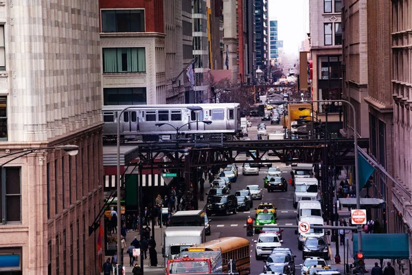 通りの上から見て シカゴ イリノイ州 アメリカの地下鉄都市の地下鉄 — ストック写真