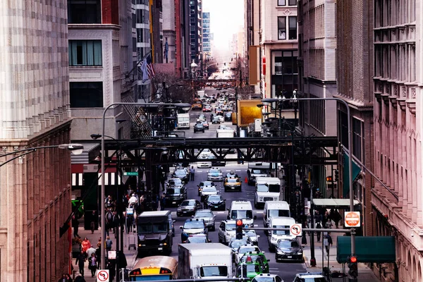 지하철 웨이와 자동차와 시카고 거리의 일리노이 — 스톡 사진