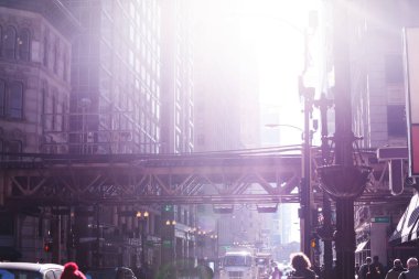 Chicago, Illinois, ABD'nin işlek şehrinde sokak manzarası ve metro köprüsü