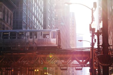 Chicago şehir merkezinde köprüde metro treni, Illinois, ABD