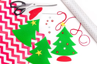 Noel ağaçları, payetler, iğne ve pamuk hediye beyaz arka plan üzerinde sarma için