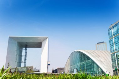 İlkbaharda Grande Arche ile La Defense iş bölgesinin güzel görünümü, Paris, Fransa