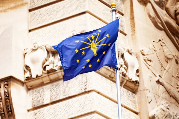 Bandera Del Estado Indiana Ondeando Junto Monumento Soldados Marineros Indianápolis — Foto de Stock