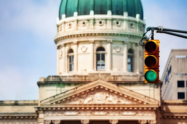 Zielony Sygnał Świateł Drogowych Przed Kopułą Budynku Indiana Statehouse Indianapolis — Zdjęcie stockowe