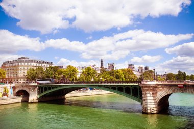 Bridge Pont Notre-Dame Paris şehir merkezinde, Yaz aylarında Fransa